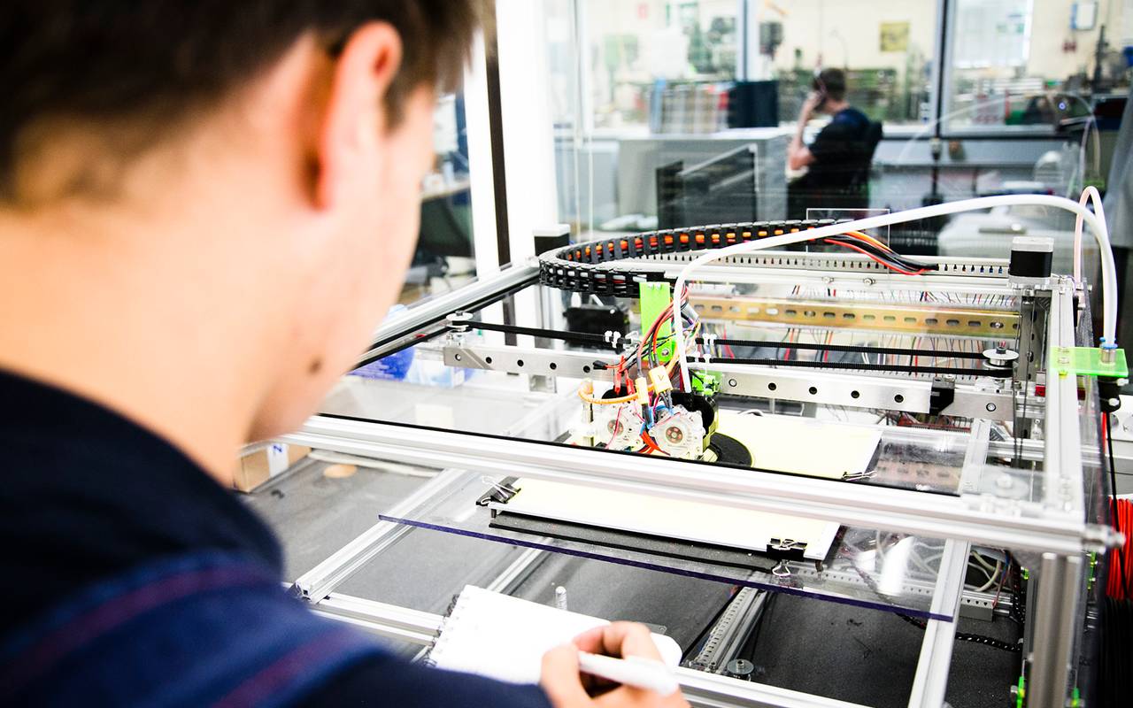 NGG Azubi der Lebensmittelindustrie am 3D-Drucker