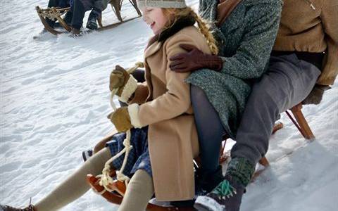 Antonia geht mit ihrer Tochter und Freund Konrad rodeln.