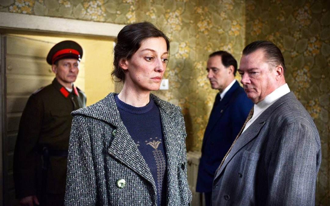 Antonia muss unangenehme Fragen über ihre Vergangenheit beantworten.