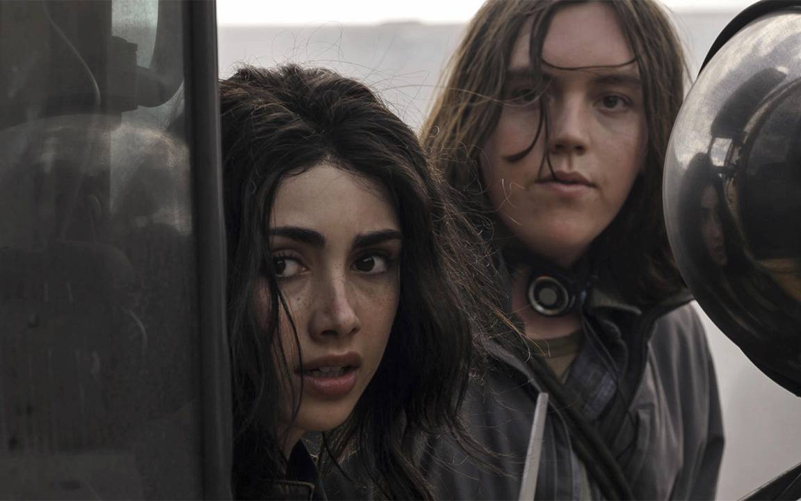 Die beiden Schwestern verstecken sich.