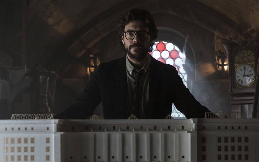 Der Professor vor dem Modell der Bank.