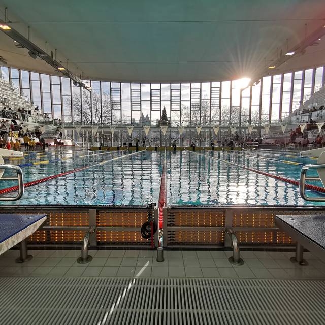 Florian Brauckmann: Schwimmoper