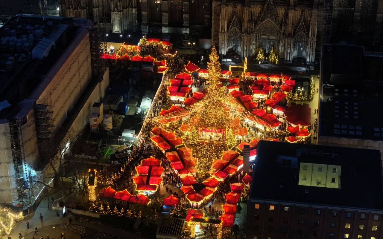 Weihnachtsmarkt am Kölner Dom bei Nacht (Luftaufnahme mit einer Drohne)