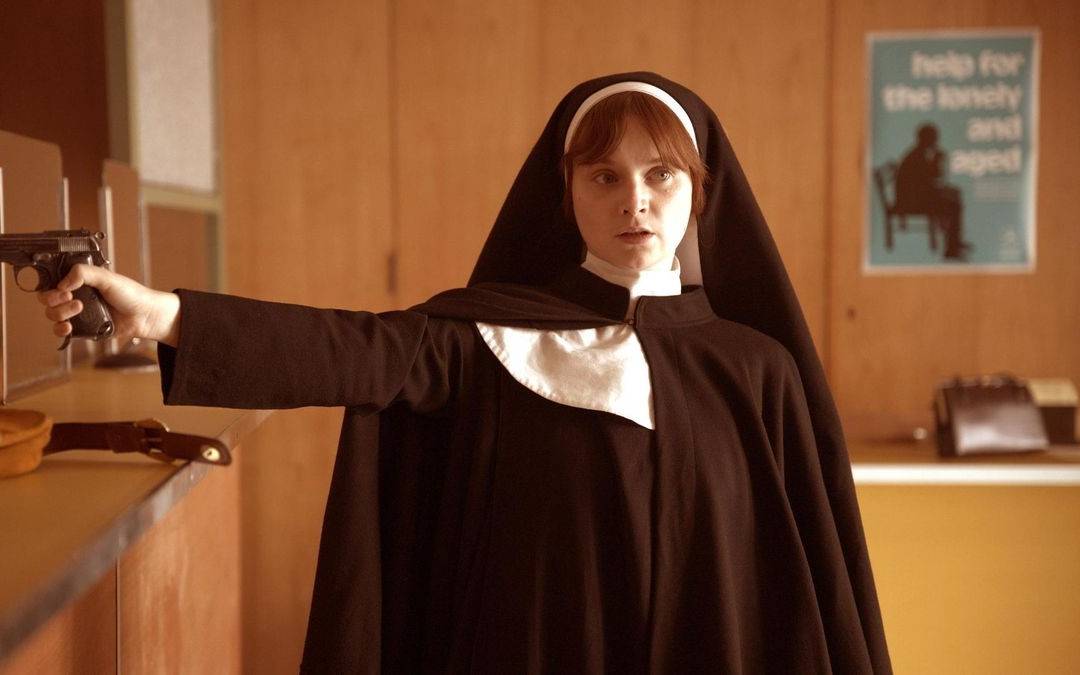 Die Frauen greifen zu den Waffen.