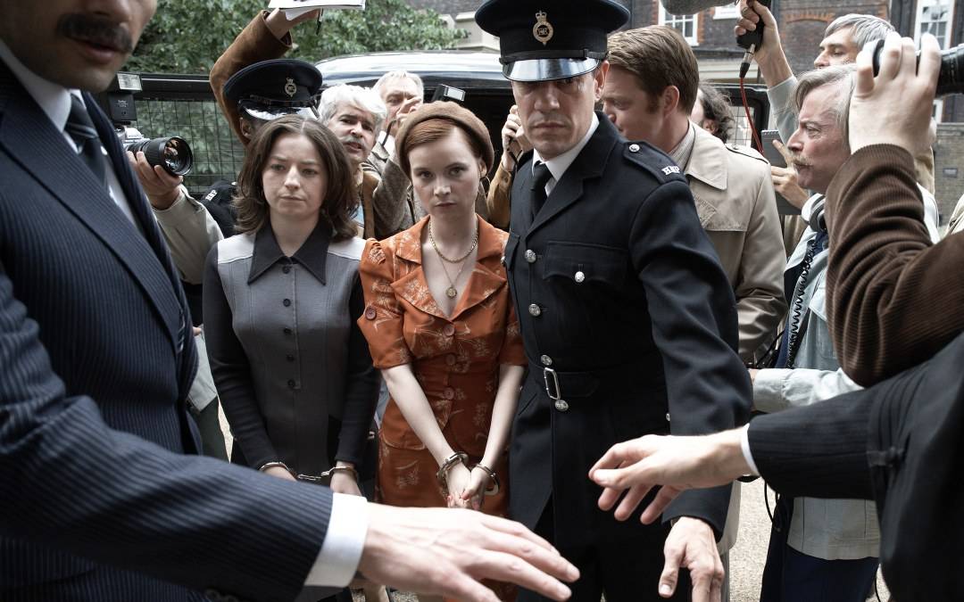 Die Mädchen werden verhaftet.