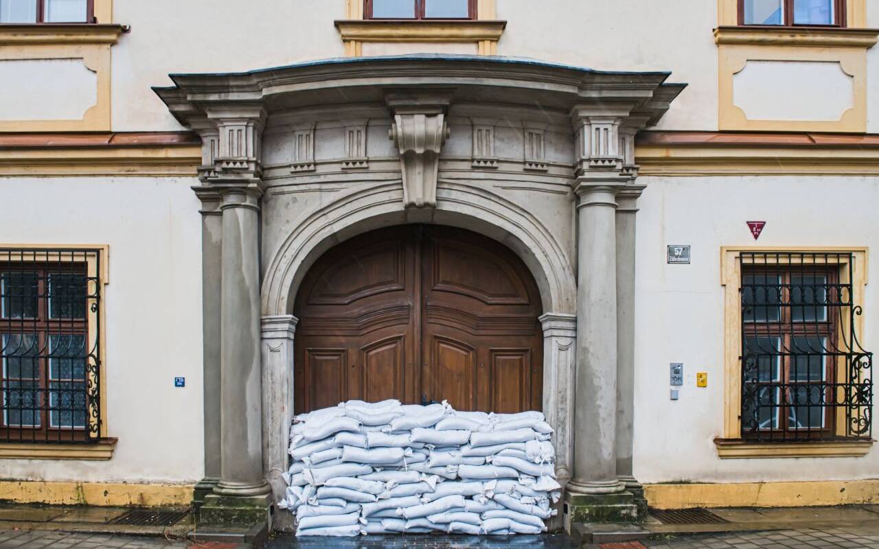 Sandsäcke schützen ein Eingangstor auf der Lazaretní Straße vor dem Hochwasser.