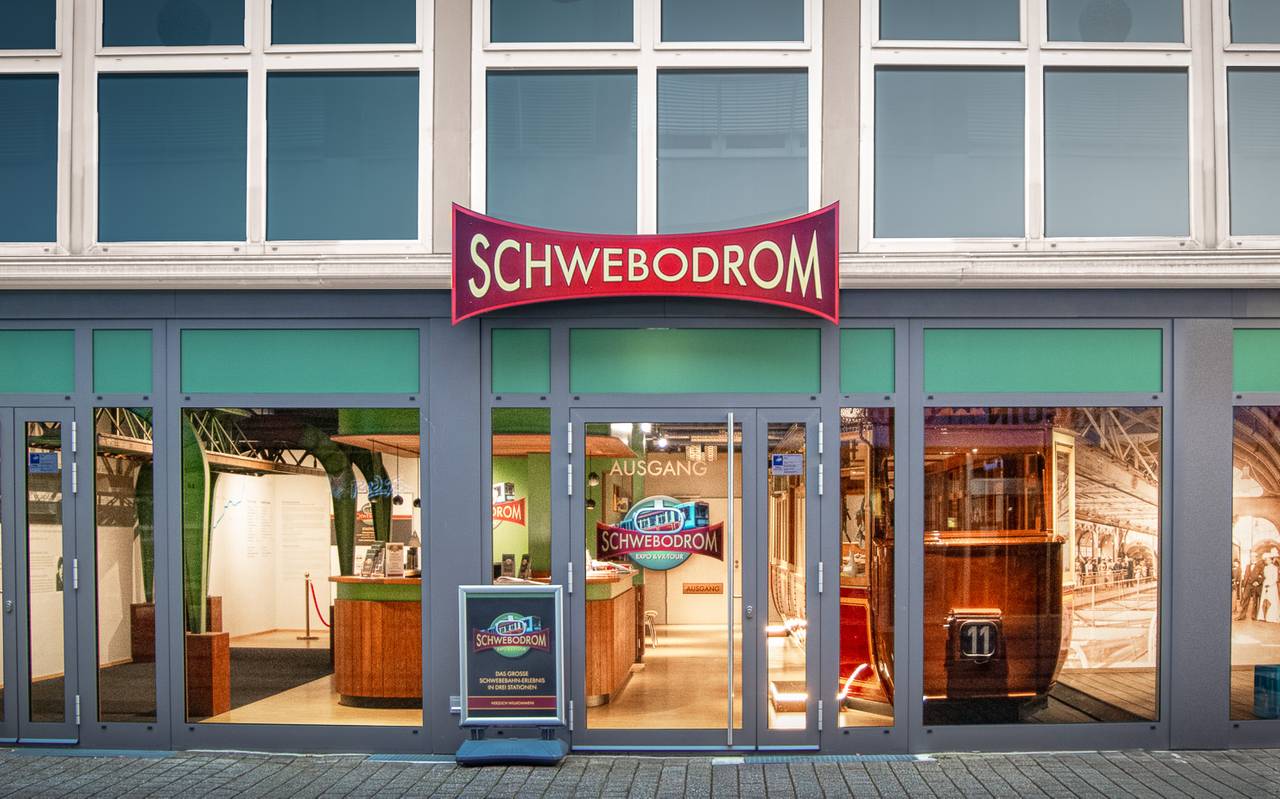 Die Fassade des Schwebodrom in einem Geschäftshaus in der Barmer Fußgängerzone