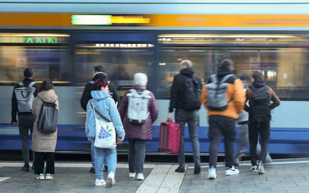 Fahrgäste stehen vor einer Straßenbahn der Leipziger Verkehrsbetriebe (LVB) im morgendlichen Berufsverkehr. Der Ausbau des Bus- und Bahnangebots kommt einer Erhebung im Auftrag der Umweltorganisation Greenpeace zufolge in den meisten deutschen Großstädten kaum voran. Als einzige Großstadt hat Leipzig das Nahverkehrsangebot seit 2023 um mehr als ...