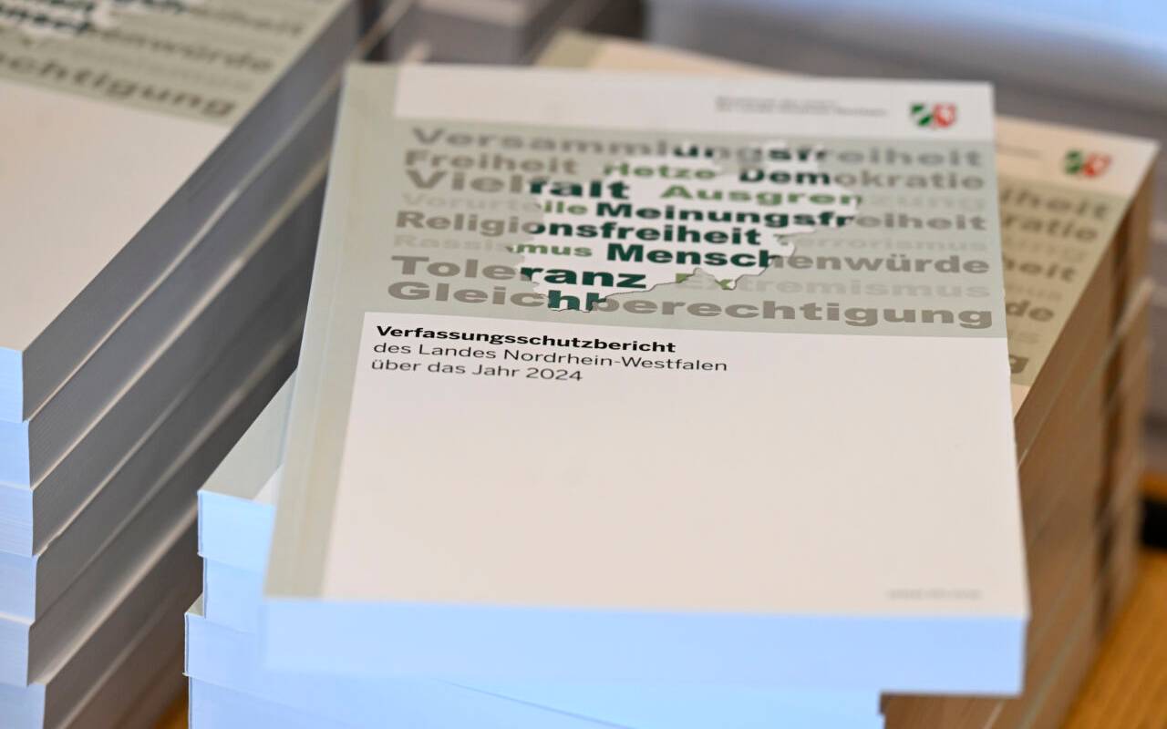 Blick auf eine Ausgabe des Verfassungsschutzberichts 2024 des Landes der vom Innenminister des Landes Nordrhein-Westfalen, Reul, vorgestellt wird.