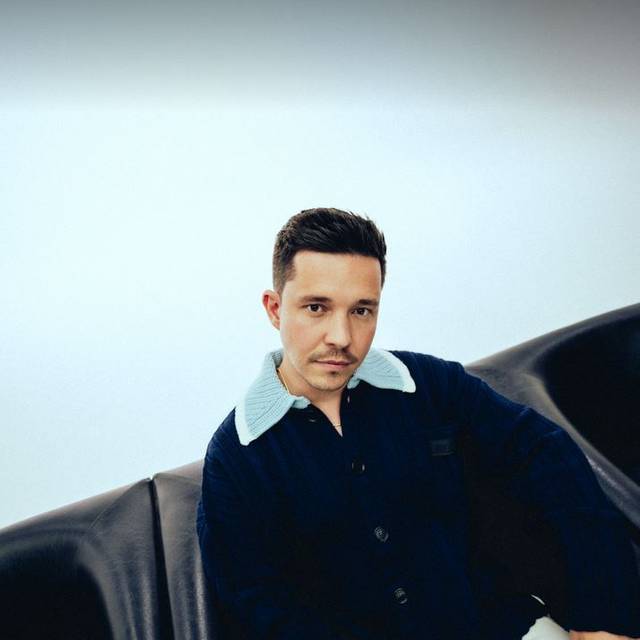 Nico Santos, Popstar aus Deutschland, ist auf dem Foto mit Blick in die Kamera zu sehen