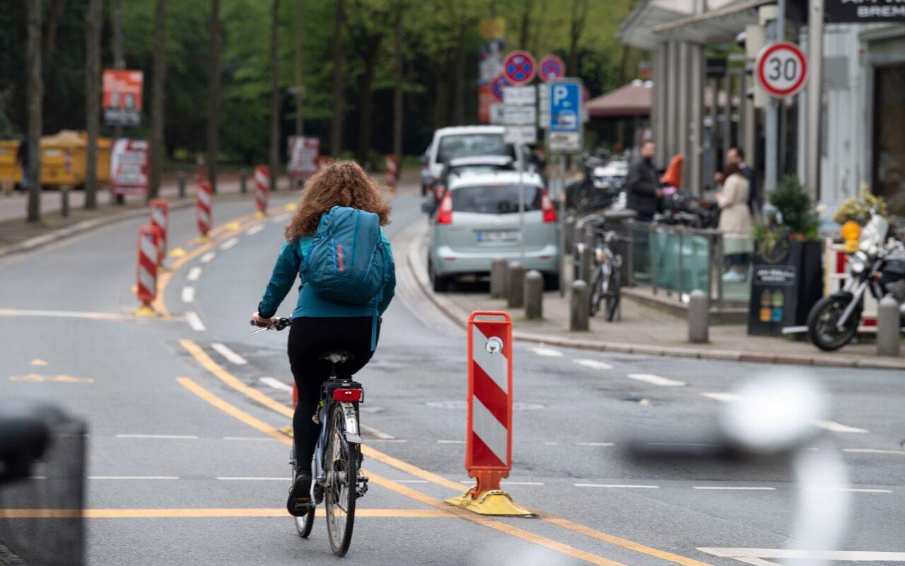 Eine Fahrradfahrerin fährt durch eine deutsche Innenstadt. Sie erhält dabei freie Fahrt, da sie eine eigene Spur bekommt.