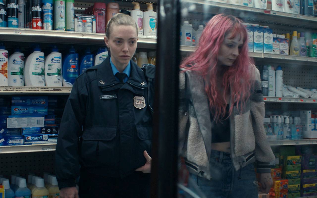 Mickey trifft in einem Laden auf ihrer Schwester.