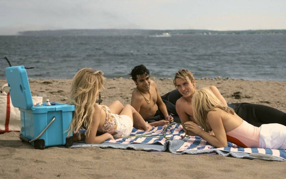 Die Clique am Strand.