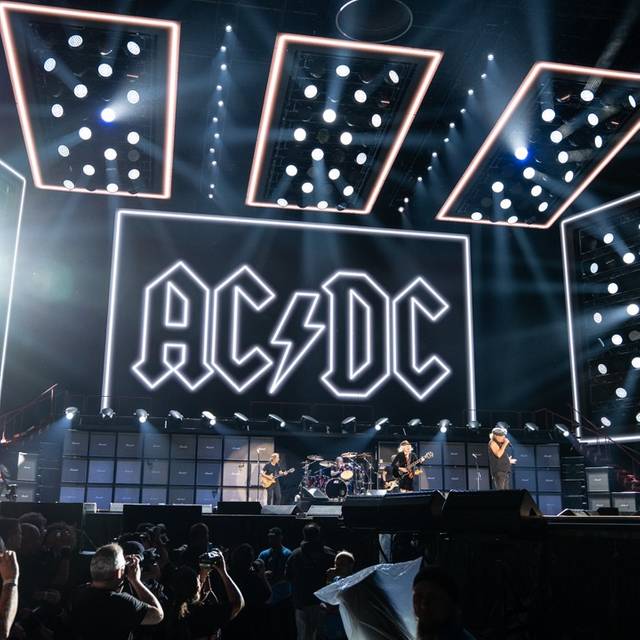 AC/DC Live in Düsseldorf 08.07.2025 Merkur Spielarena Bühnenbild mit Band