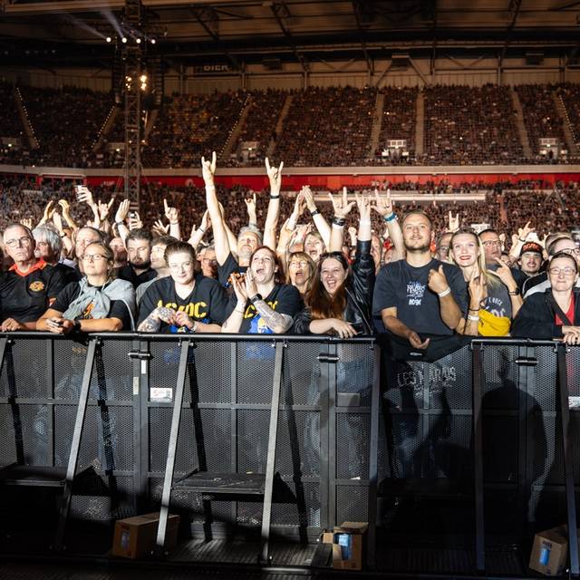 AC/DC Live in Düsseldorf 08.07.2025 Merkur Spielarena Fans am Absperrgitter / Wellenbrecher vor der Bühne