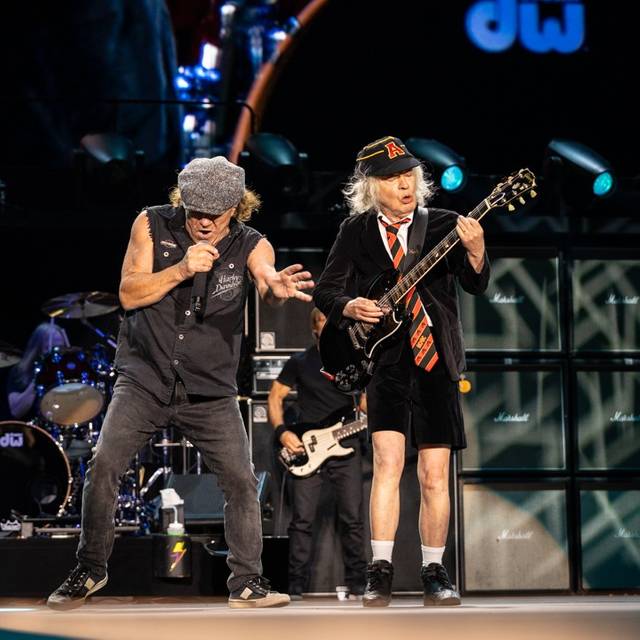 AC/DC Live in Düsseldorf 08.07.2025 Merkur Spielarena Brian Johnson und Angus Young auf der Bühne