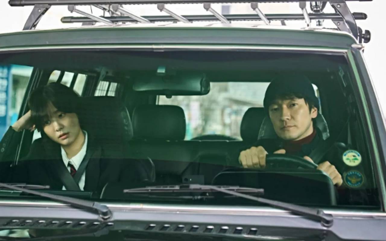 Die Ermittler im Auto.