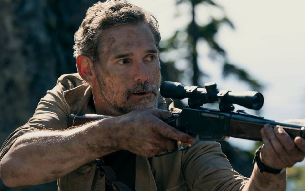 Kyle greift zum Gewehr.