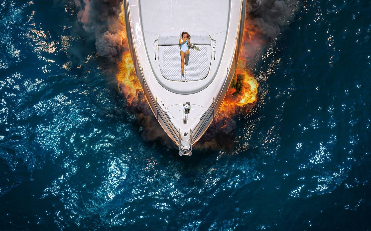 Die Yacht explodiert, doch sie überlebt.