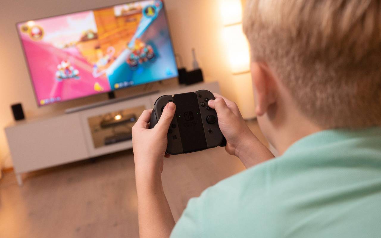 Ein Junge spielt auf einer Spielekonsole