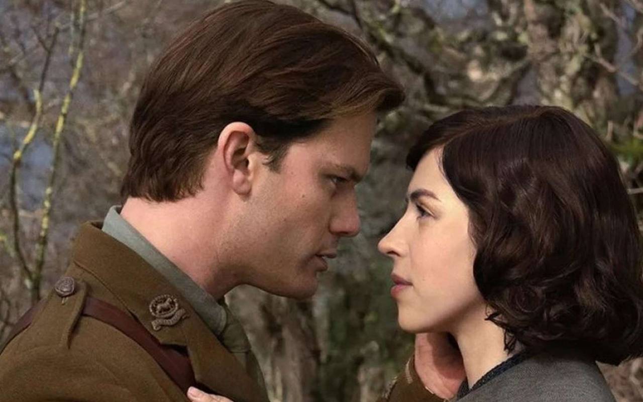 Julia und Henry führen eine Beziehung in der Zeit des Weltkriegs.