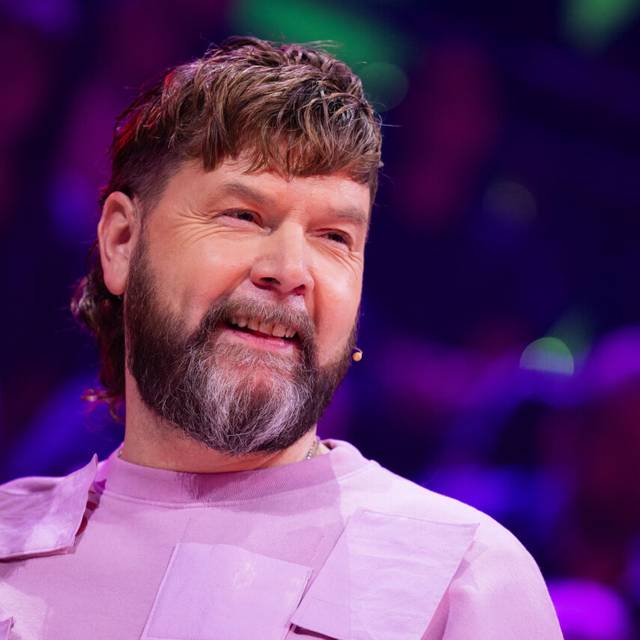 Rea Garvey aus dem Rateteam steht in der Prosieben-Show "The Masked Singer"