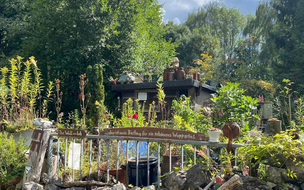 zu sehen sind die Grünanlagen des Bahnhof Loh