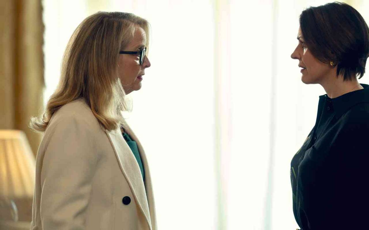 Die beiden Damen liegen im Clinch.