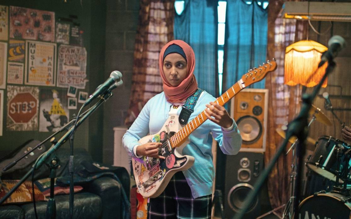 Amina an der Gitarre.