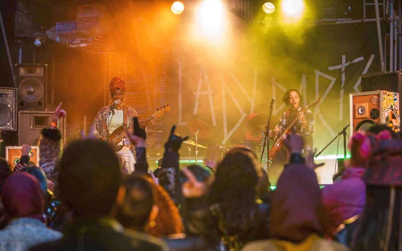 Die Band hat ihre erste Auftritte.