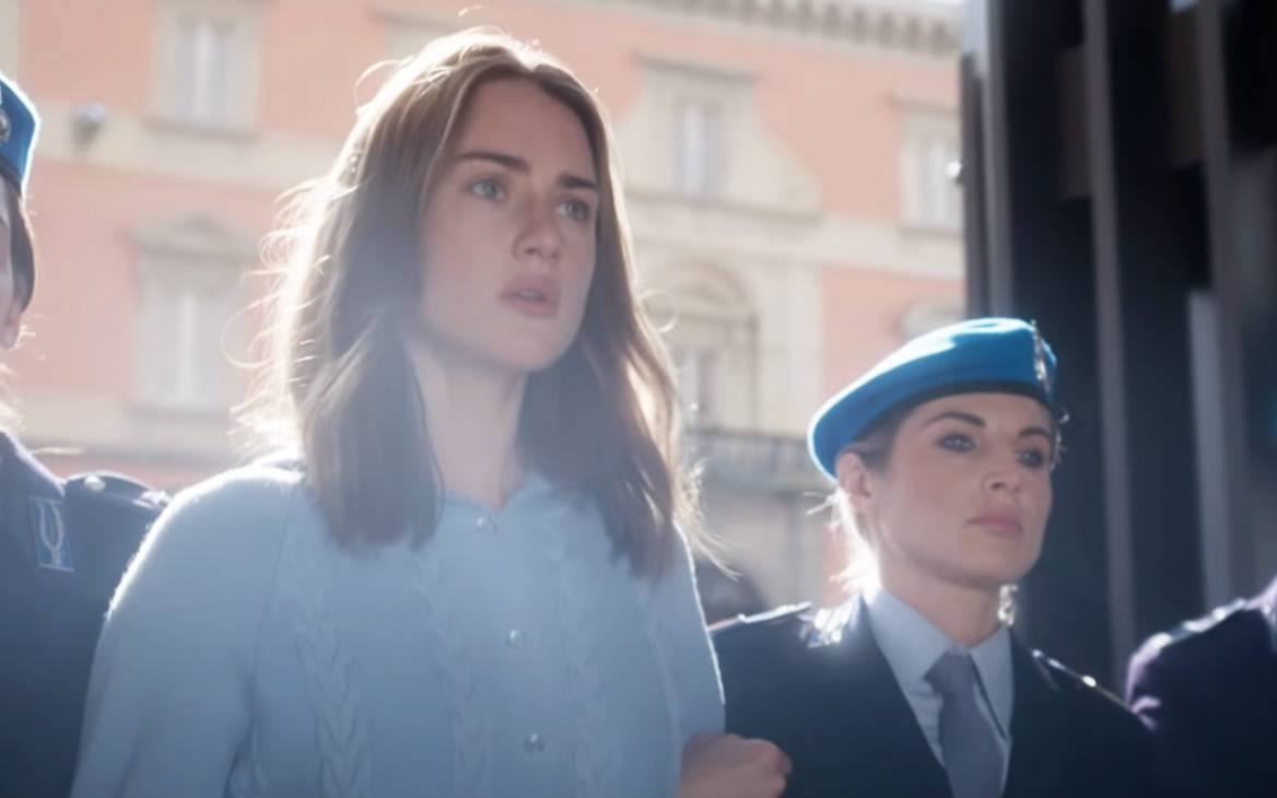 Amanda wird abgeführt.