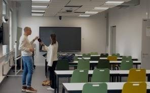 zu sehen ist ein Seminarraum der Uni in der alten Bundesbahndirektion