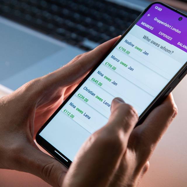 Mann nutzt die App «Split it Easy»