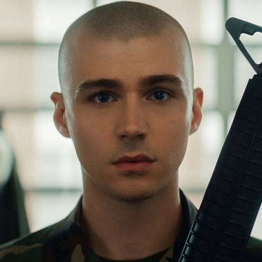 Cameron bekommt beim Militär eine neue Frisur.