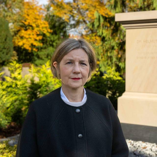 Maike Kohl-Richter am Grabmal ihres Mannes