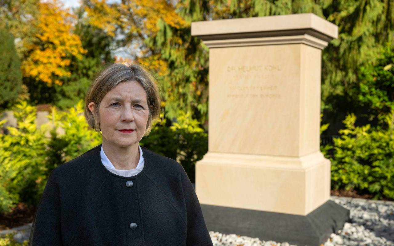 Maike Kohl-Richter am Grabmal ihres Mannes