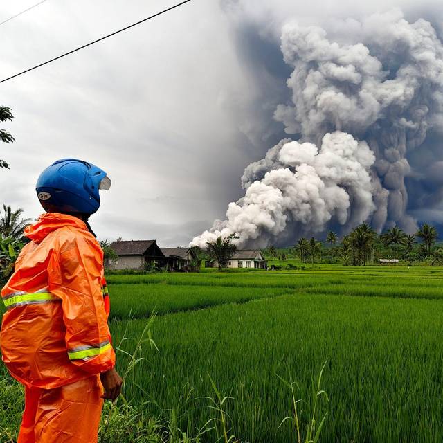 Vulkan Semeru in Indonesien spuckt Aschesäule