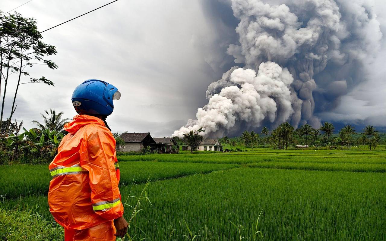 Vulkan Semeru in Indonesien spuckt Aschesäule