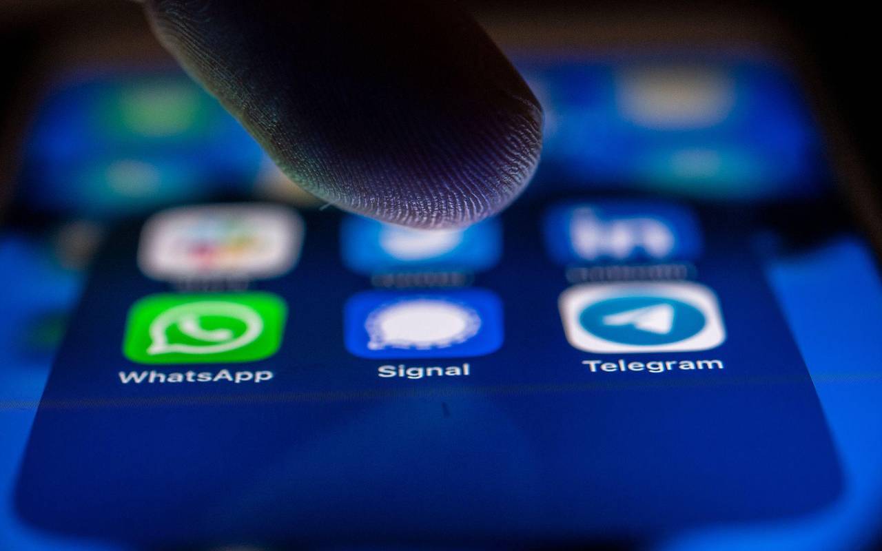 Ein Finger schwebt über dem Icon der Signal-App