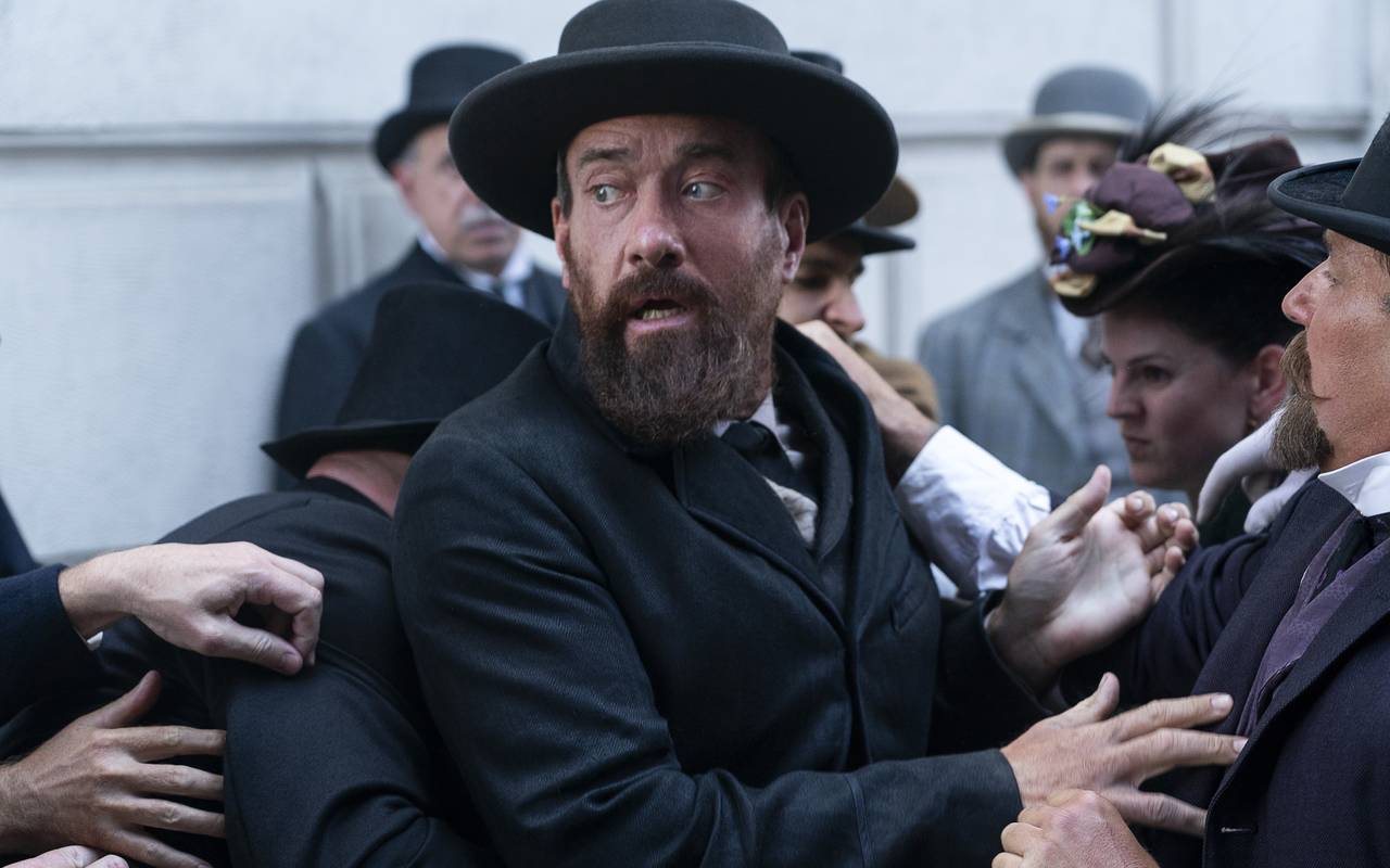 Charles in der Menge.