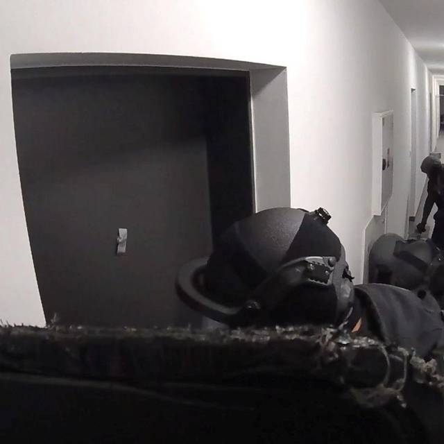 Polizisten heben mutmaßliche Telefonbetrüger-Zelle aus