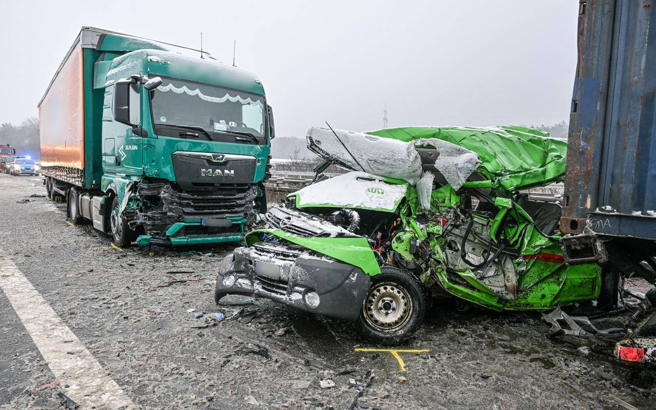 Mindestens drei Menschen sterben auf glatter Autobahn