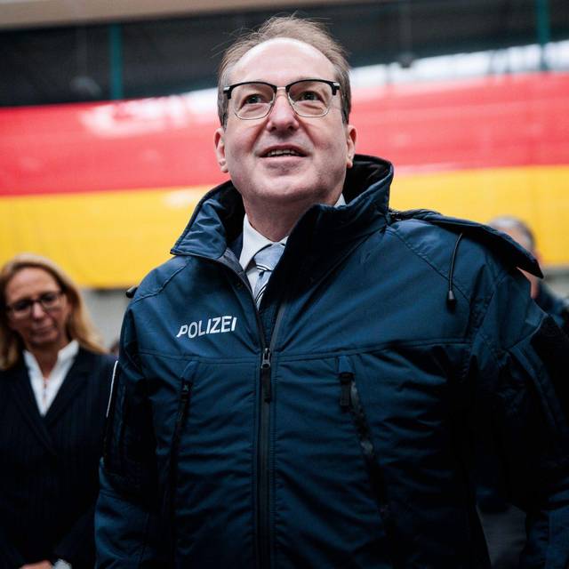 Innenminister Dobrindt stellt Drohnenabwehr in Dienst