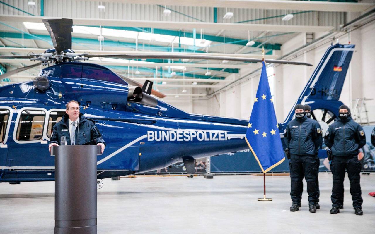 Innenminister Dobrindt stellt Drohnenabwehr in Dienst