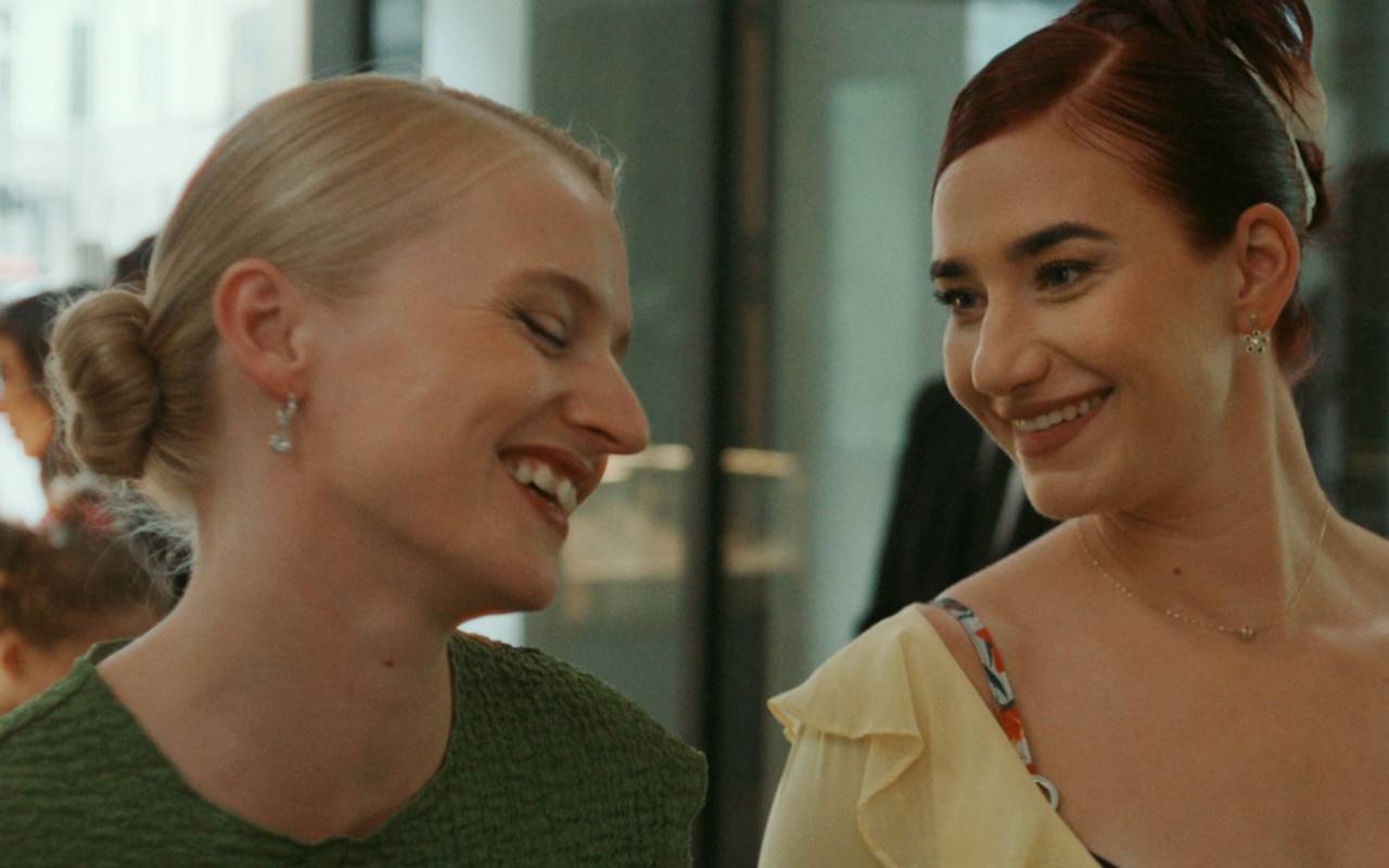 Tea hat eine gute Zeit mit Ashley.