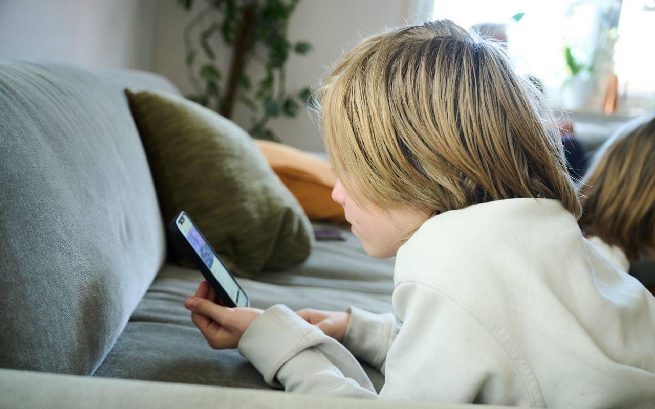 Ein Kind nutzt ein Smartphone