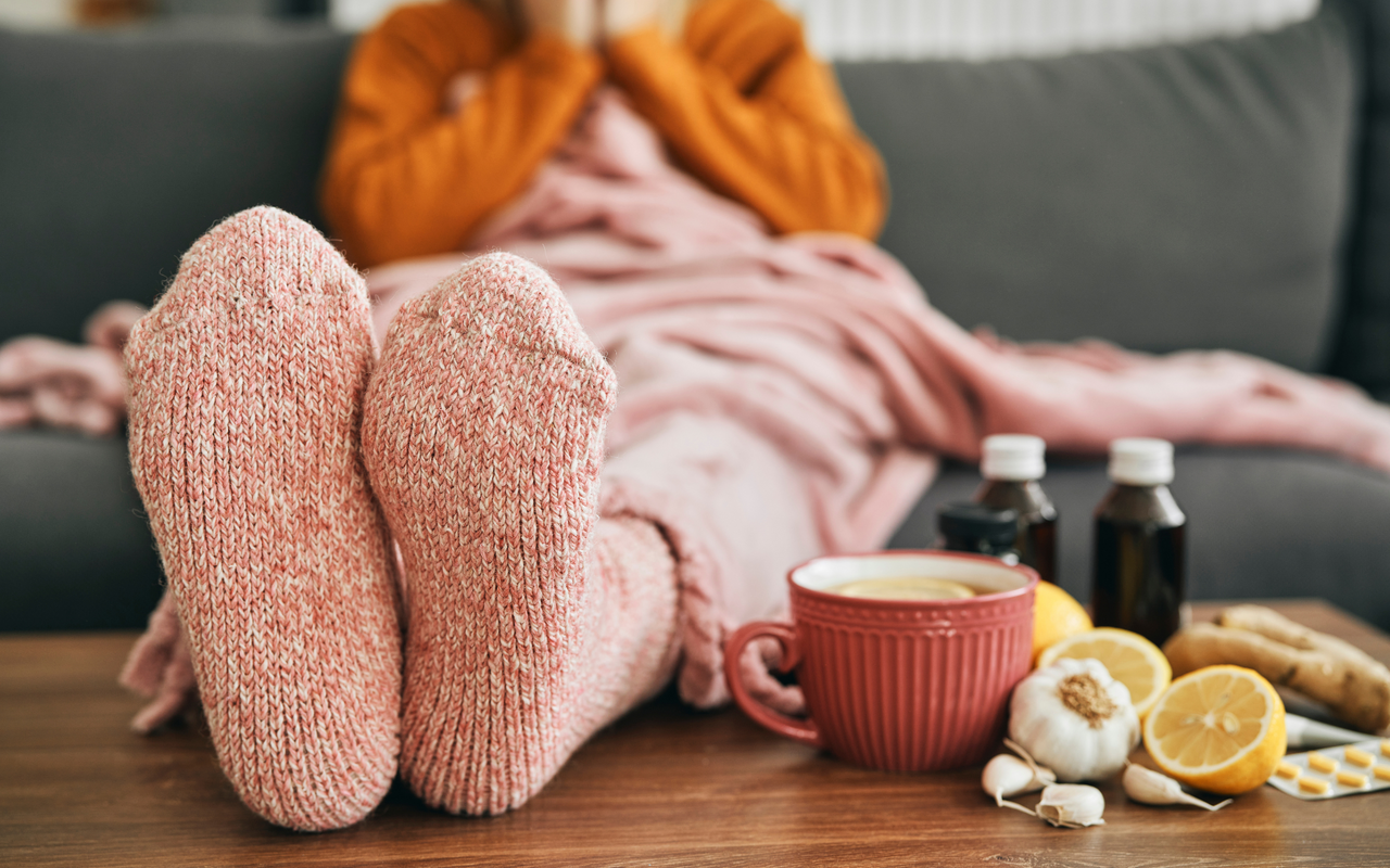 Fit durch den Herbst - Kranke Person mit Tee