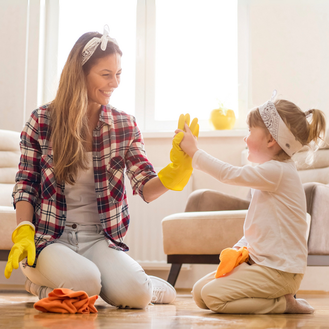 Frühjahrsputz, Mama und Tochter putzen zusammen, High Five