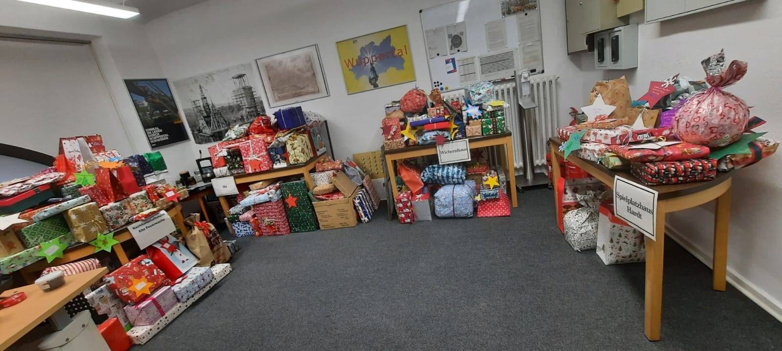 Viele verpackte Weihnachtsgeschenke in einem Lagerraum