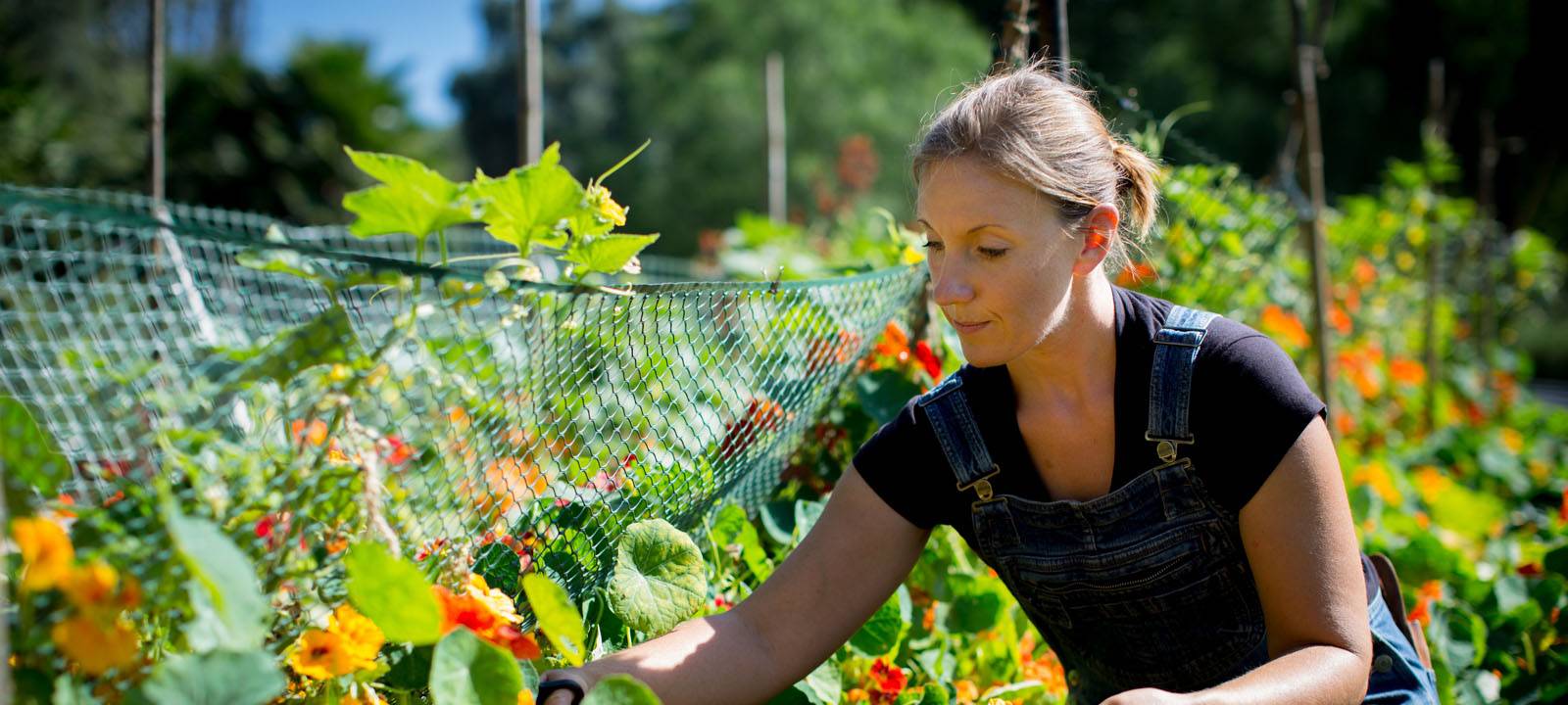 Molly ist gerne in der freien Natur und kümmert sich um die Tiere.
